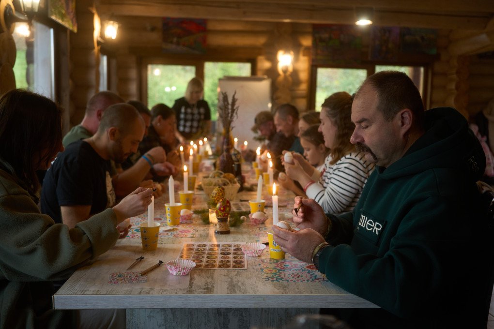 The participants of the project are learning how to decorate pysankas. Photo: Mykola Hrinenko/ UNITED24 Media