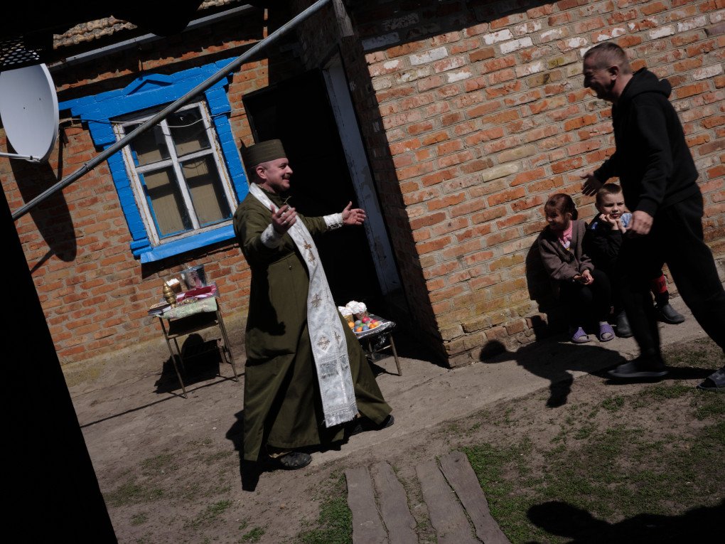 Reuniéndose con la gente. Foto: Joshua Olley