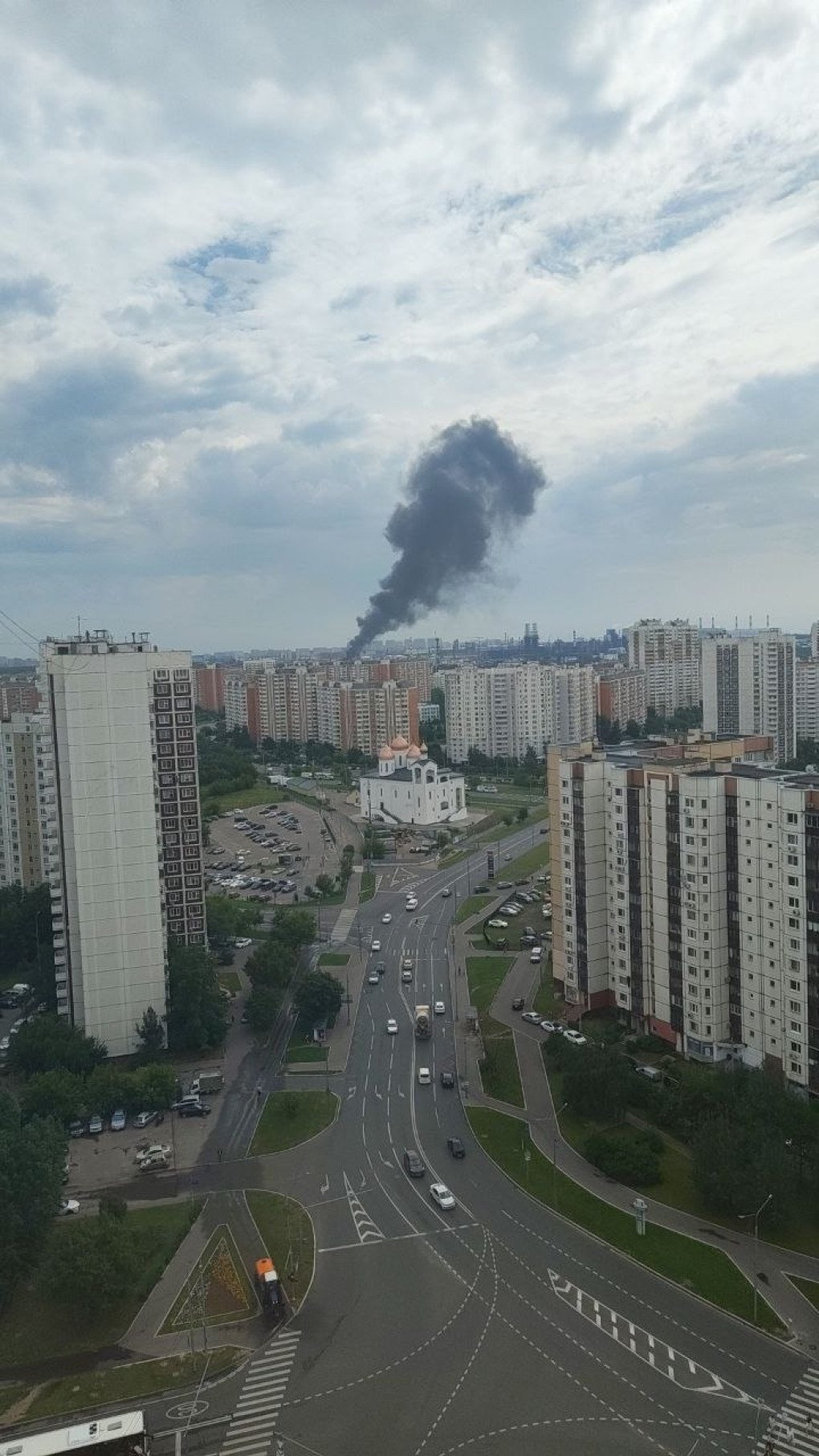 A high-angle view from a residential neighborhood shows a large column of dark smoke rising from the Moscow oil refinery in Kapotnya on the horizon. (Source: OSINT channel Supernova+) A high-angle view from a residential neighborhood shows a large column of dark smoke rising from the Moscow oil refinery in Kapotnya on the horizon. (Source: OSINT channel Supernova+)