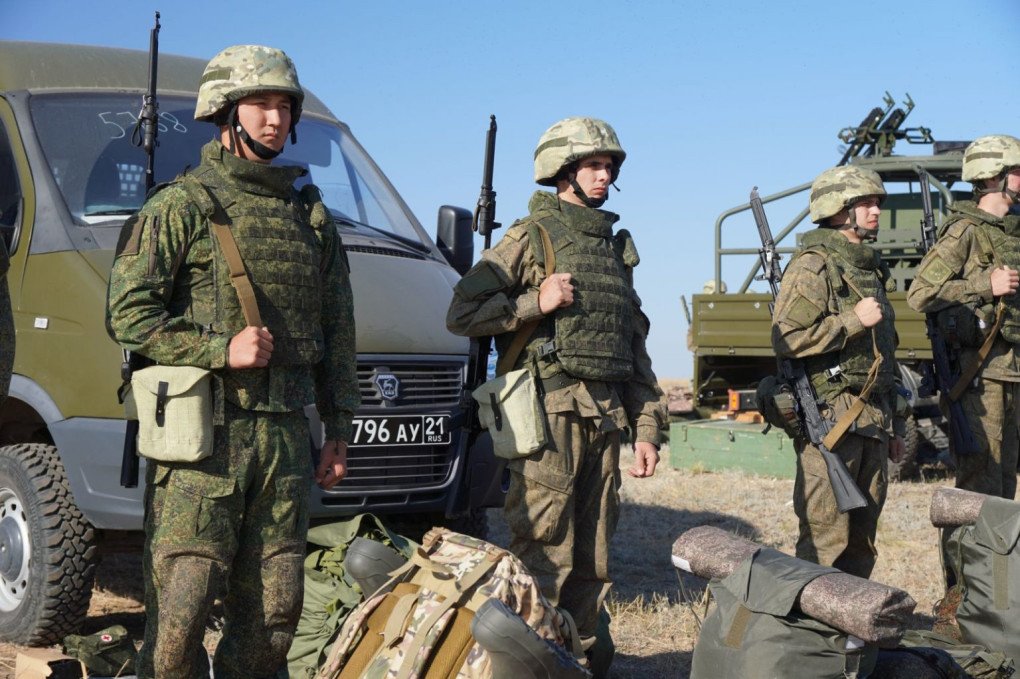 Russian mobile air defense units pose after completing their training, before being sent to guard oil refineries, September 2025. (Photo: open source)