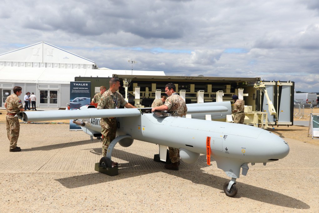 Soldados del ejército británico desmontan un vehículo aéreo no tripulado Thales Watchkeeper WK450, fabricado por Thales SA, durante el segundo día del Salón Aeronáutico Internacional de Farnborough (FIA) 2018 en Farnborough, Reino Unido, el 17 de julio de 2018. (Fuente: Getty Images)