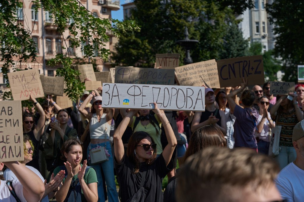 A demonstrator holds a sign reading “For Fedorov” as protesters gather in Kyiv’s Ivan Franko Square, calling for Mykhailo Fedorov to remain Ukraine’s defense minister during the government’s cabinet reshuffle. Photo: Mykyta Shandyba/UNITED24 Media A demonstrator holds a sign reading “For Fedorov” as protesters gather in Kyiv’s Ivan Franko Square, calling for Mykhailo Fedorov to remain Ukraine’s defense minister during the government’s cabinet reshuffle. Photo: Mykyta Shandyba/UNITED24 Media