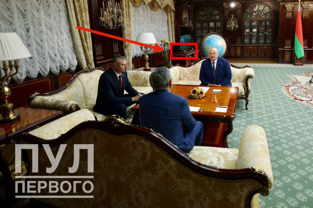 El líder bielorruso Alexander Lukashenko se reúne con funcionarios en su oficina, donde se puede ver al fondo una maqueta del sistema de misiles ruso «Oreshnik». (Fuente: Pul Pervogo)