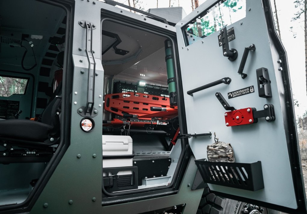 Side access to the Inguar-3 MED with mounted stretcher system and medical storage modules. (Source: Inguar Defence)