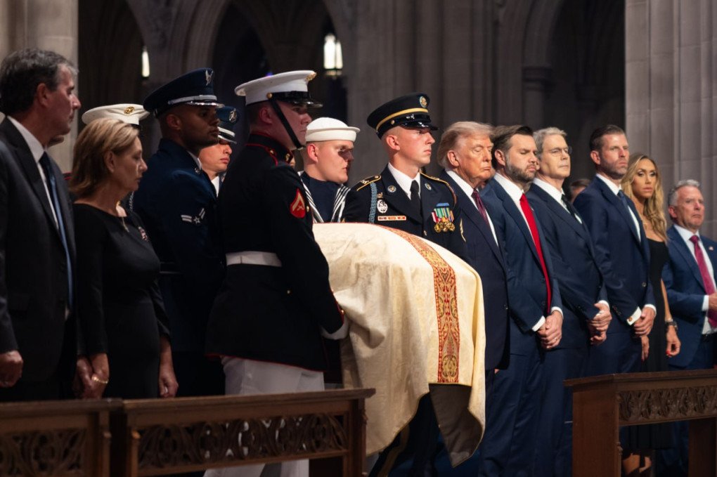 US President Donald Trump and Vice President JD Vance stand alongside military pallbearers carrying Senator Lindsey Graham’s casket. (Source: Volodymyr Zelenskyy)