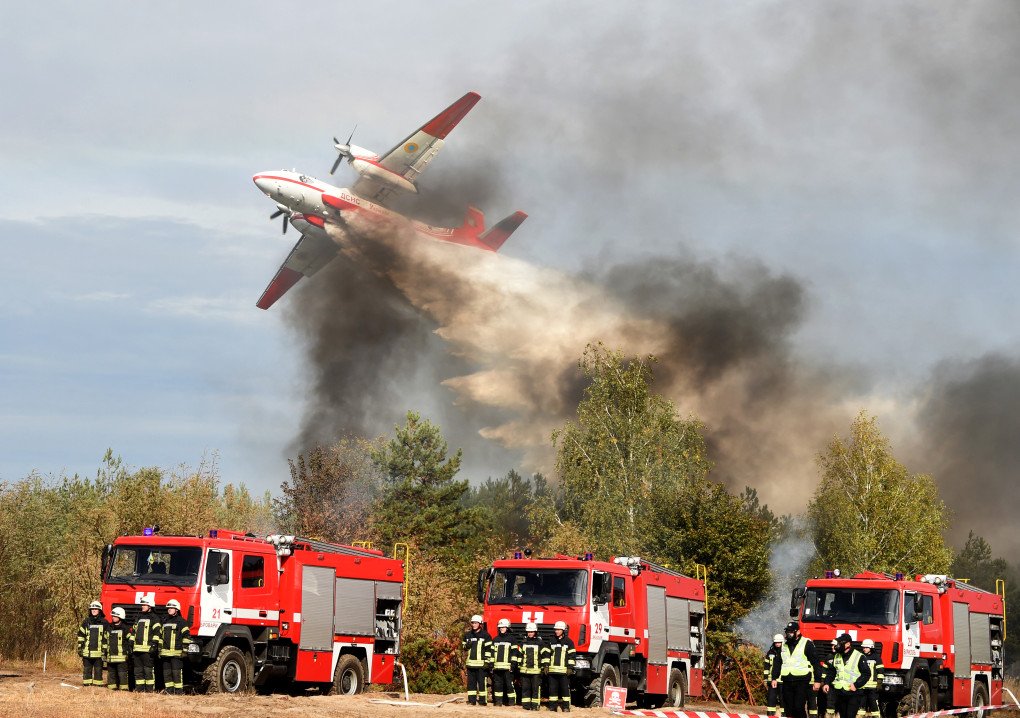 Ukrainian rescue airplane drops water to extinguish fire during tactical exercises of sub-units of the Ministry of Internal Affairs at the National Guard training ground near Stare village, some 80 km from Kyiv, on September 30, 2019. (Source: Getty Images)