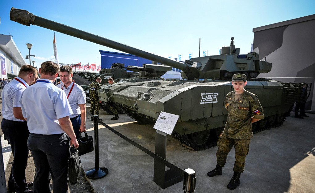 Un tanque ruso T-14 Armata se exhibe en el campo de exposiciones del Parque Patriota Kubinka, en las afueras de Moscú, el 15 de agosto de 2023. Foto de ALEXANDER NEMENOV/AFP vía Getty Images. Un tanque ruso T-14 Armata se exhibe en el campo de exposiciones del Parque Patriota Kubinka, en las afueras de Moscú, el 15 de agosto de 2023. Foto de ALEXANDER NEMENOV/AFP vía Getty Images.