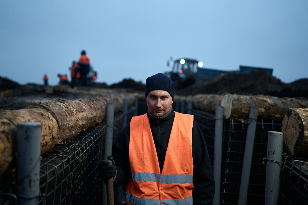 Portrait of a worker as the Regional Administration inspects the fortifications being built in the Sumy region, Ukraine. (Photo: Kostiantyn Liberov/ Libkos/Getty Images) Portrait of a worker as the Regional Administration inspects the fortifications being built in the Sumy region, Ukraine. (Photo: Kostiantyn Liberov/ Libkos/Getty Images)
