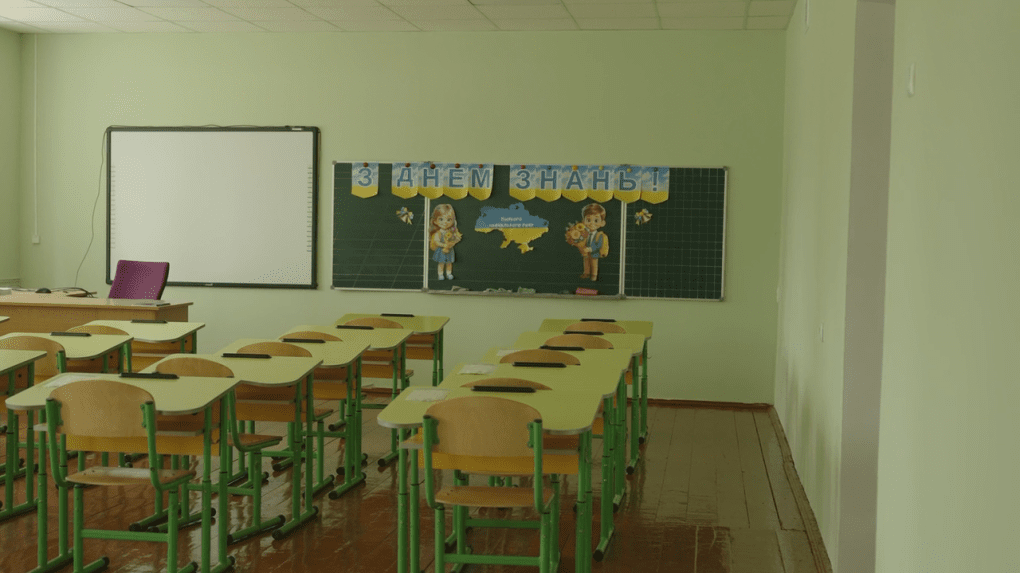 Some whiteboards of the Mykhailo-Kotsiubynsky Lyceum still bear traces of the Russian attack—holes from missile shrapnel. Photo: UNITED24 Media