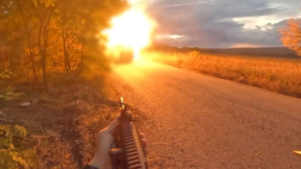 Un dron ruso FPV detona en la carretera mientras un soldado ucraniano responde a una emboscada cerca del frente. Foto: Ejército Ucraniano.
