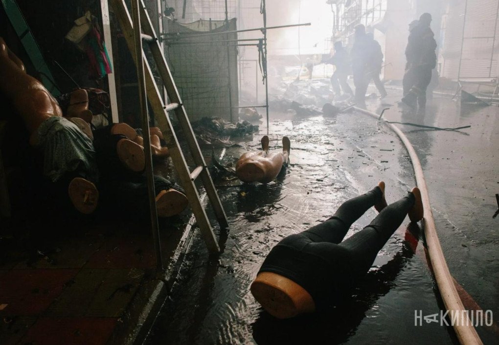 Ukrainian firefighters extinguishes a fire in the Barabashovo market in Kharkiv, May 6, 2025. (Source: Nakypilo) Ukrainian firefighters extinguishes a fire in the Barabashovo market in Kharkiv, May 6, 2025. (Source: Nakypilo)