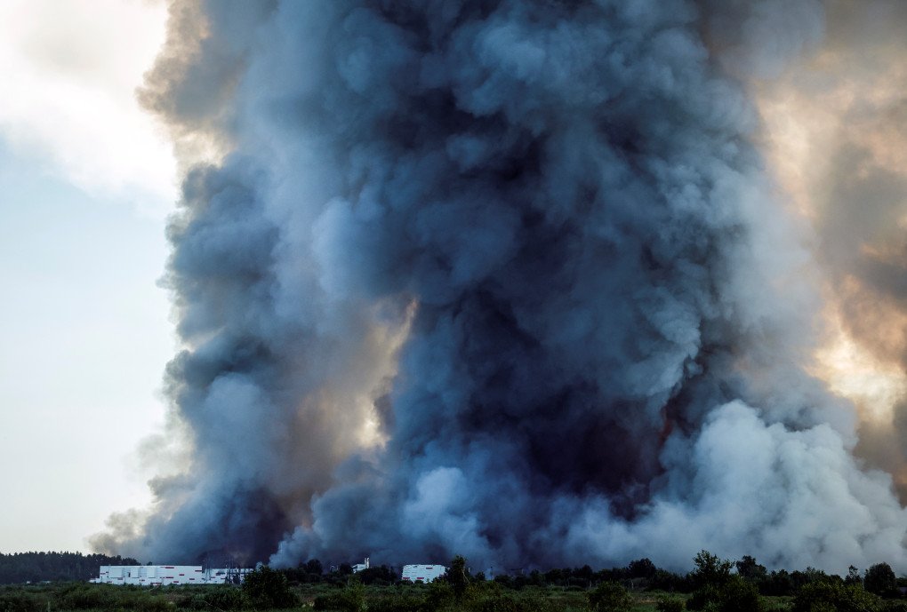 Humo de un incendio en los complejos logísticos de la empresa rusa de comercio electrónico Wildberries en la ciudad de Elektrostal, en las afueras de Moscú, el 18 de julio de 2026. (Foto de Tatyana Makeyeva vía Getty Images) Humo de un incendio en los complejos logísticos de la empresa rusa de comercio electrónico Wildberries en la ciudad de Elektrostal, en las afueras de Moscú, el 18 de julio de 2026. (Foto de Tatyana Makeyeva vía Getty Images)