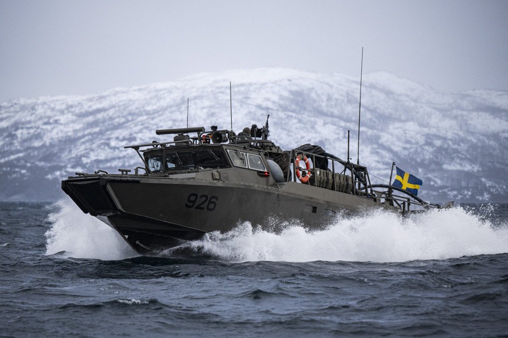 Lanchas de asalto rápidas suecas de la clase CB90 en acción durante el ejercicio militar Nordic Response 24 el 10 de marzo de 2024, en el mar cerca de Sorstraumen, al norte del Círculo Polar Ártico en Noruega. (Fuente: Getty Images)