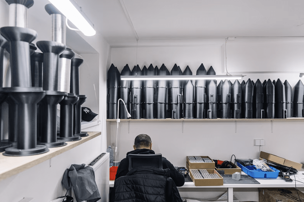 Fiber-optic spools prepared in a workshop, used to equip FPV drones resistant to electronic warfare. (Photo: iDNES) Fiber-optic spools prepared in a workshop, used to equip FPV drones resistant to electronic warfare. (Photo: iDNES)