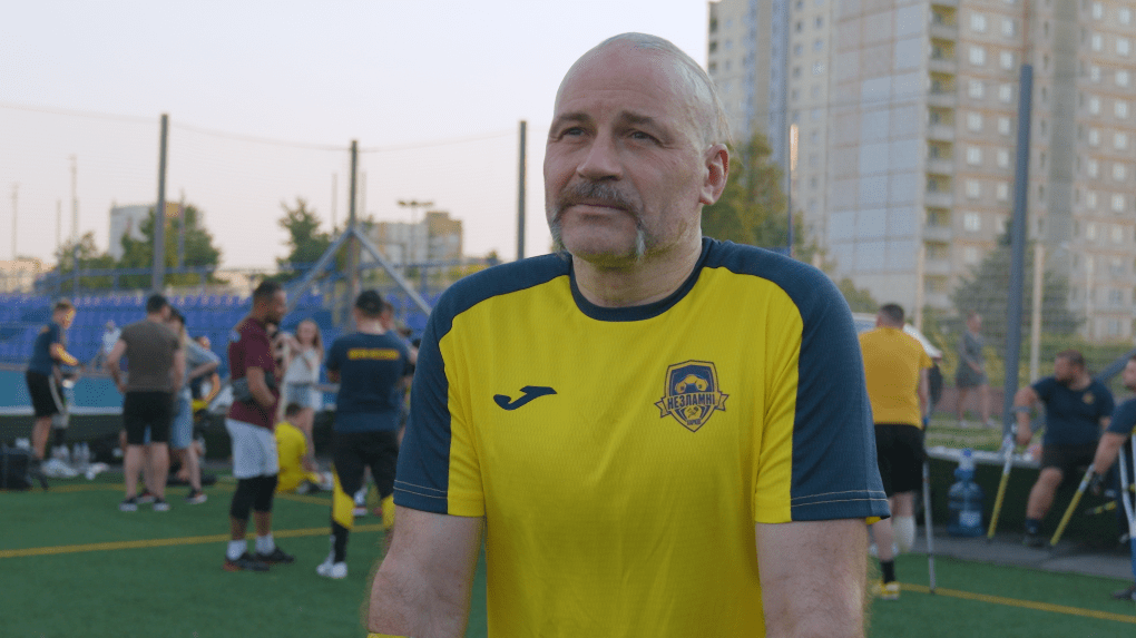 Oleksandr, de 51 años de edad, era un artista antes de la invasión a gran escala. Después, el se unió a las Fuerzas de Defensa Territorial. (Foto: UNITED24 Media)