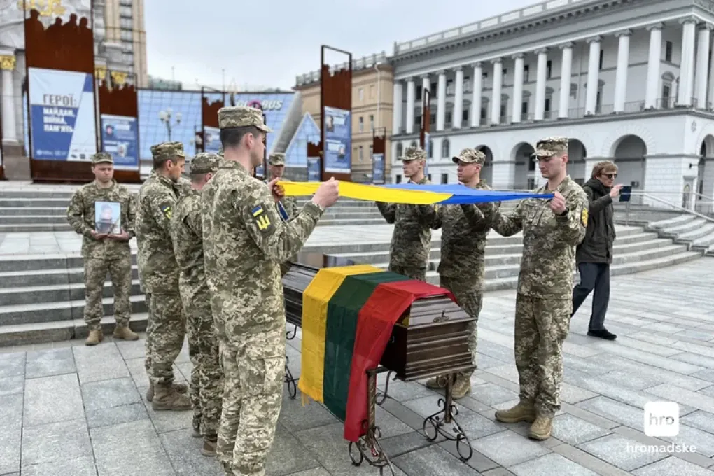 Ukrainian servicemen cover the coffin of Tomas Valentelis with Ukrainian and Lithuanian flags at Independence Square. (Source: hromadske)