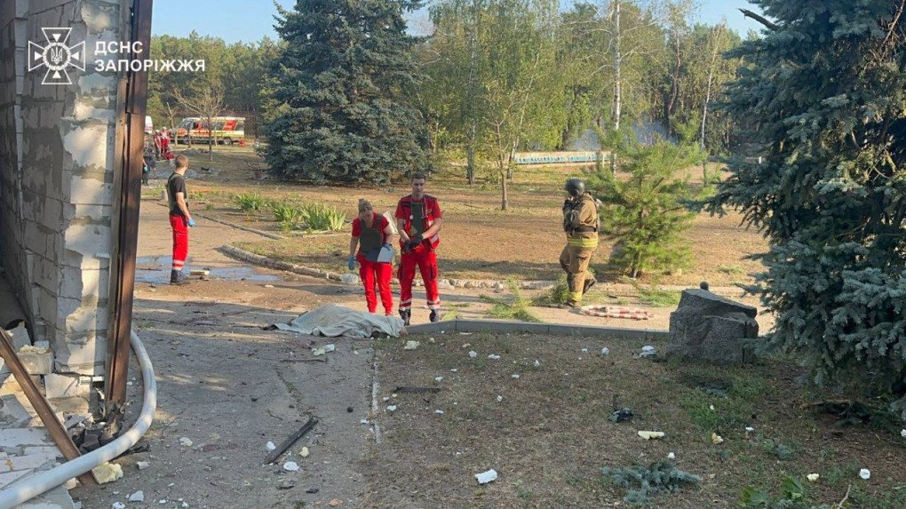 Rescuers assist the victims of the Russian airstrike on a resort facility in the Zaporizhzhia region, August 6, 2025. (Source: SES)