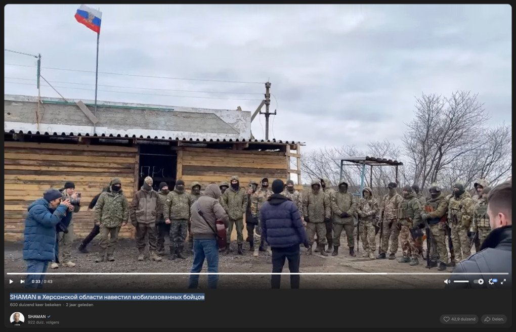 El cantante ruso SHAMAN actúa para los soldados rusos movilizados frente a una estructura de madera que ondea la bandera rusa en la zona ocupada de Kherson. (Fuente: Molfar)