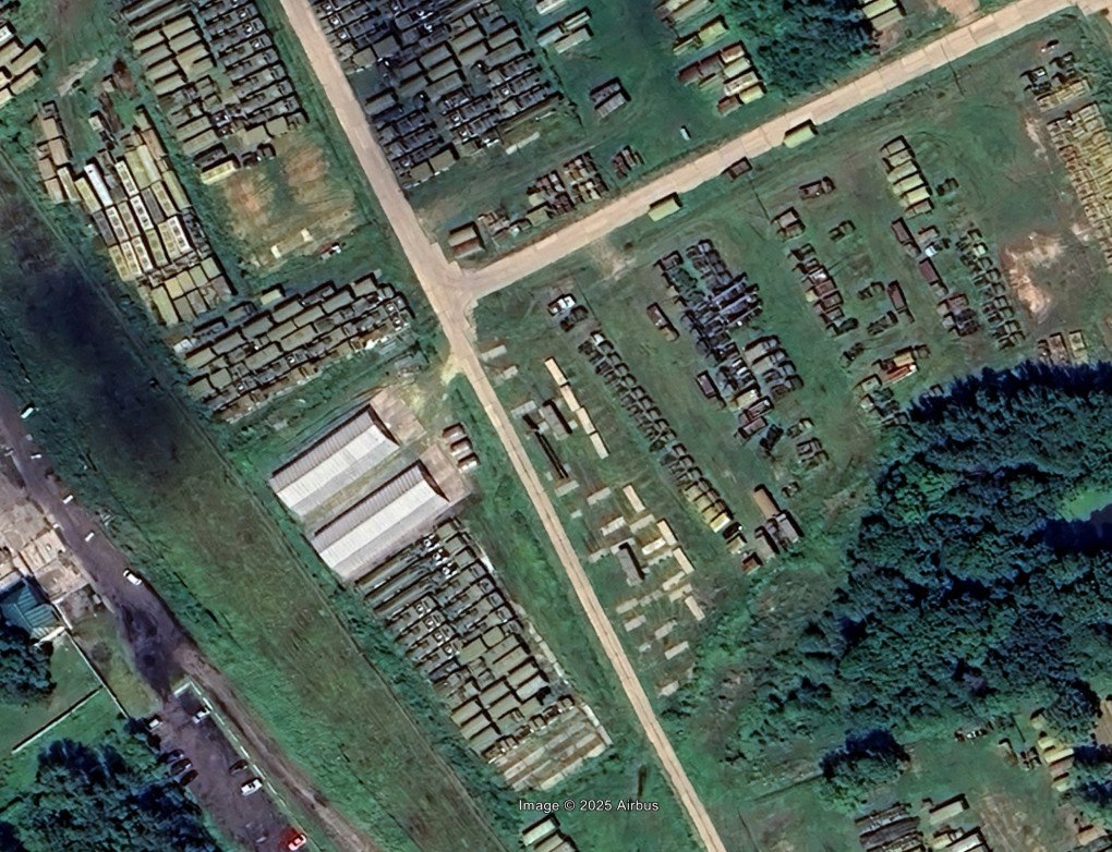 Una imagen satelital de 2025 revela una notable retirada de equipos S-300 en comparación con dos años antes. (Fuente: Airbus / Athene Noctua) Una imagen satelital de 2025 revela una notable retirada de equipos S-300 en comparación con dos años antes. (Fuente: Airbus / Athene Noctua)