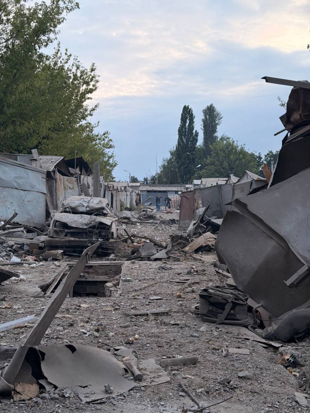 Una guardería y garajes alcanzados por un ataque ruso el 7 de julio de 2026. Kyiv, distrito de Podilskyi. (Fuente: UNITED24 Media / Illia Kabachynskyi). Consecuencias de la destrucción en un edificio residencial de gran altura en Kyiv tras ser impactado por un dron de ataque ruso tipo Shahed.