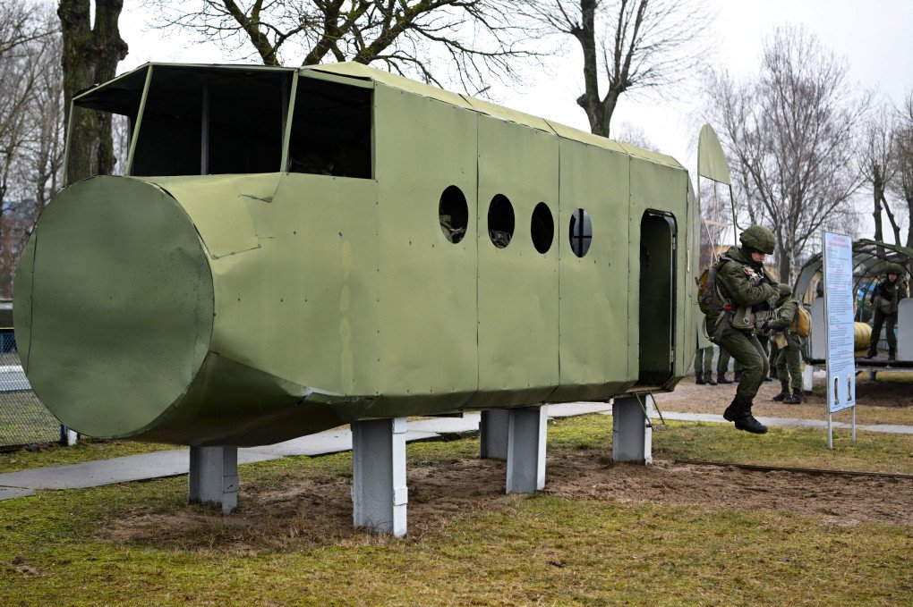 Paratroopers of the 38th Separate Guards Air Assault Brigade of the Armed Forces of Belarus exercise on parachute jump trainers at the brigade’s grounds in Brest on February 13, 2023. (Source: Getty Images)