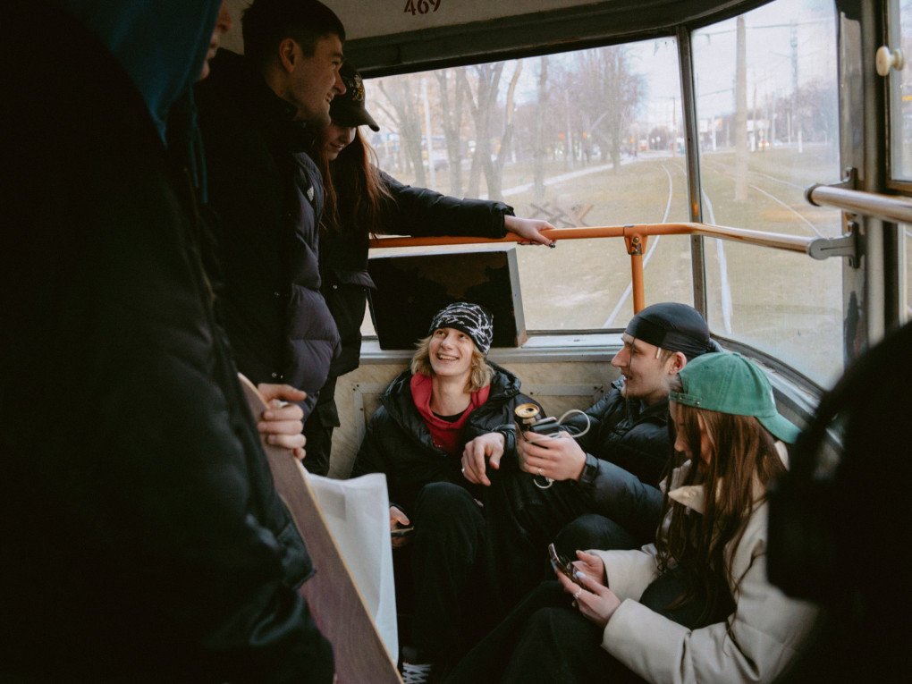 Skaters move on from the skatepark. In Kharkiv, the metro and trams are currently free, making it easier for young people with little income to get around. (Photo: Hironori Kodama)