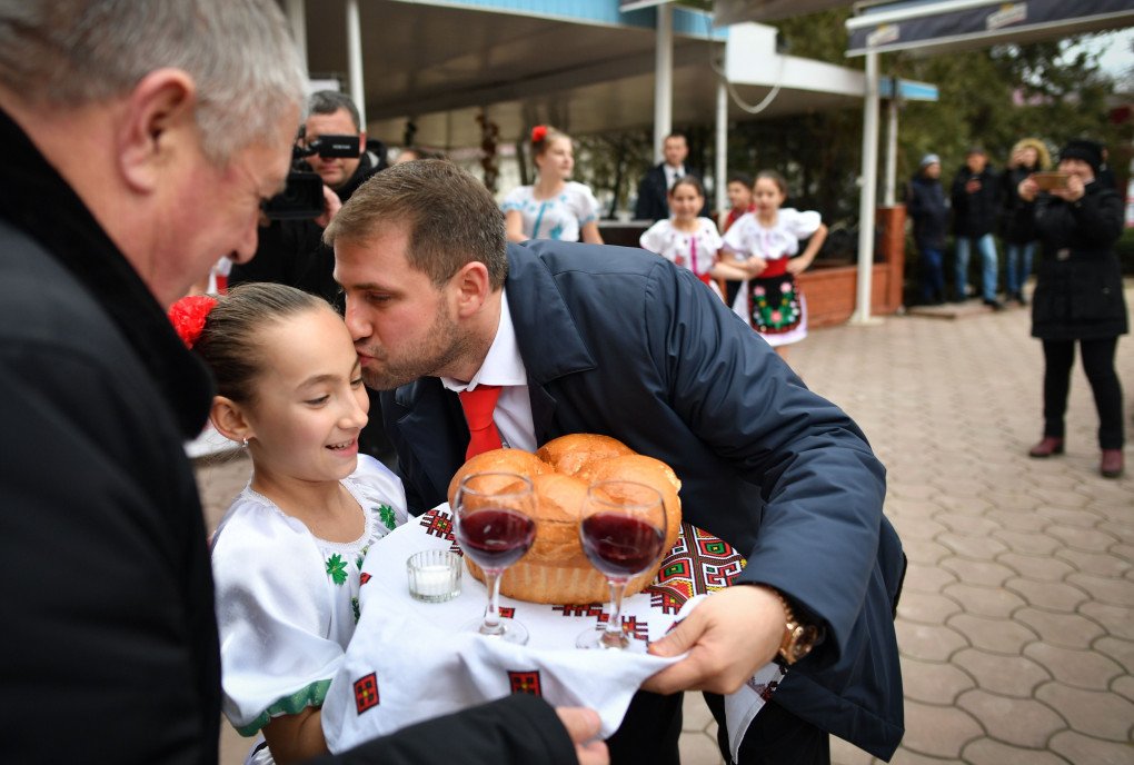 Moldova’s parliamentary candidate Ilan Șor, a businessman, leader of his self-named party, and the mayor of the town of Orhei, is welcomed by girls wearing traditional outfits while arriving to meet with supporters during a campaign event in the city of Comrat on February 15, 2019. (Source: Getty Images) Moldova’s parliamentary candidate Ilan Șor, a businessman, leader of his self-named party, and the mayor of the town of Orhei, is welcomed by girls wearing traditional outfits while arriving to meet with supporters during a campaign event in the city of Comrat on February 15, 2019. (Source: Getty Images)