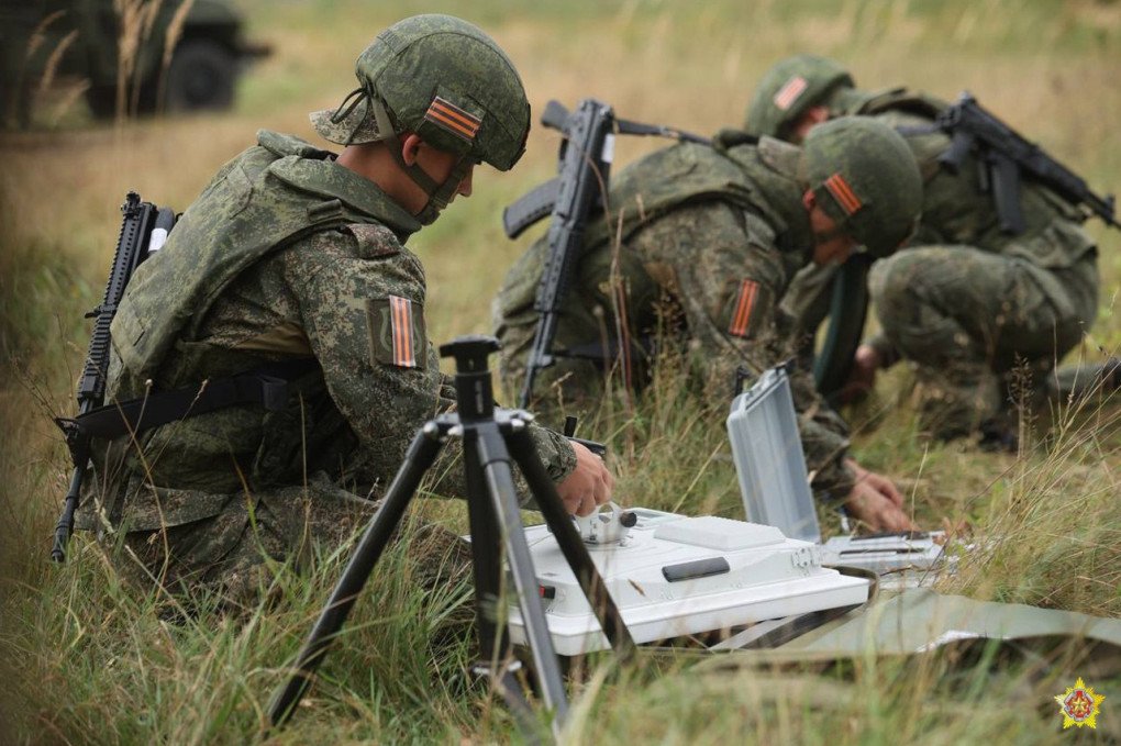 Sistema de comunicación ruso Kvadrat durante las maniobras Zapad-2025 en Bielorrusia. (Fuente: Ministerio de Defensa de Bielorrusia)