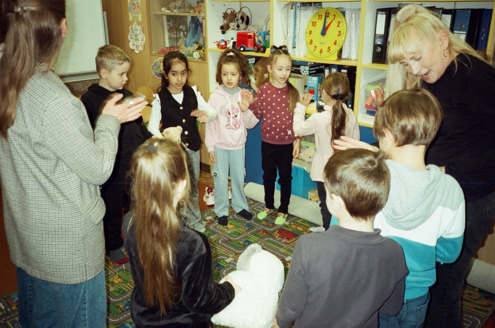 First-graders take part in a morning circle with their teacher. (Photo: Max Lysenko/UNITED24 Media) First-graders take part in a morning circle with their teacher. (Photo: Max Lysenko/UNITED24 Media)