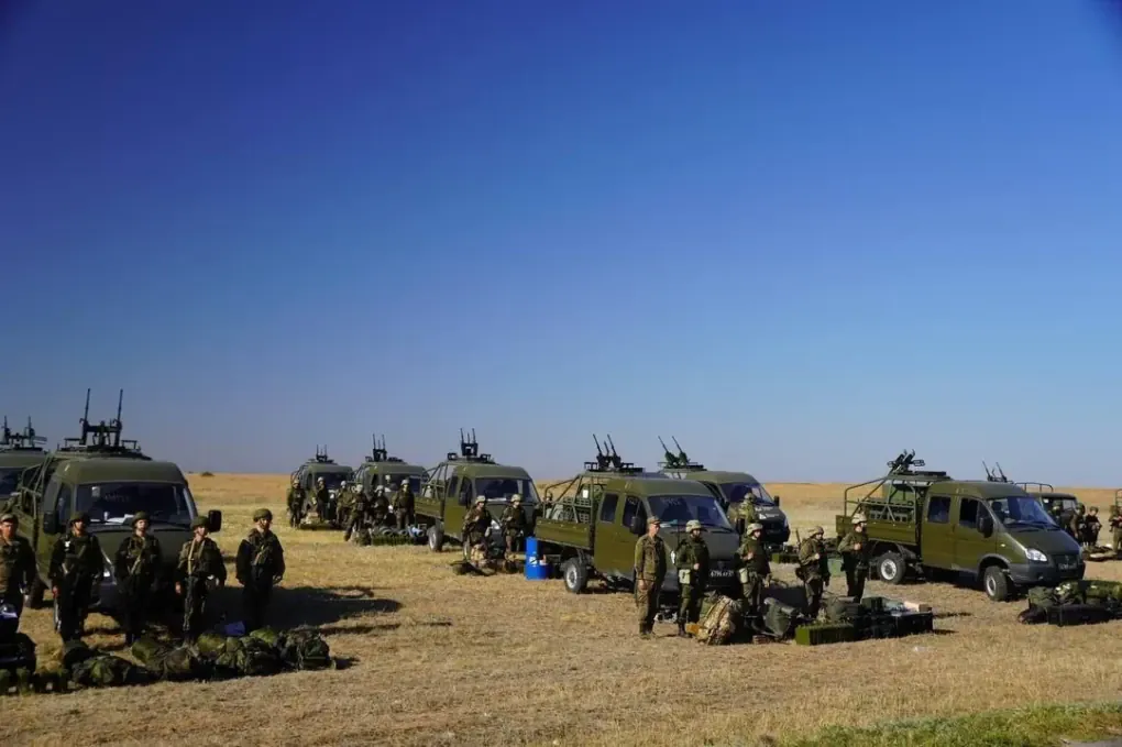 Russian mobile air defense units pose after completing their training, before being sent to guard oil refineries, September 2025. (Photo: open source)