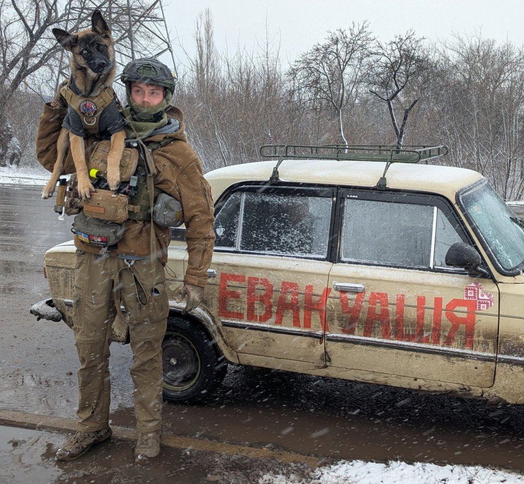 Eddy Scott and Icy: “Scouting to find civilians in need of evacuation in Pokrovsk with Icy, my Donbas dog.” Photo: Mike Lalla. Eddy Scott and Icy: “Scouting to find civilians in need of evacuation in Pokrovsk with Icy, my Donbas dog.” Photo: Mike Lalla.