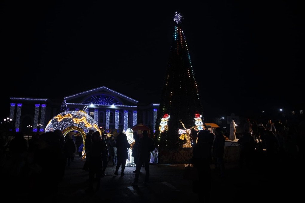 On December 19, 2021, a celebration marking the opening of the New Year’s Christmas tree took place in Peace Square in Siverskodonetsk. Photo: Facebook/ Сєвєродонецька міська військово-цивільна адміністрація