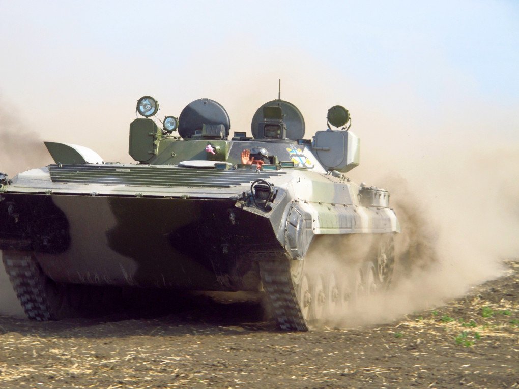 Vehículo blindado PRP-4 Deuteriy de las Fuerzas Armadas de Ucrania en movimiento. (Fuente: Wikimedia) Vehículo blindado PRP-4 Deuteriy de las Fuerzas Armadas de Ucrania en movimiento. (Fuente: Wikimedia)
