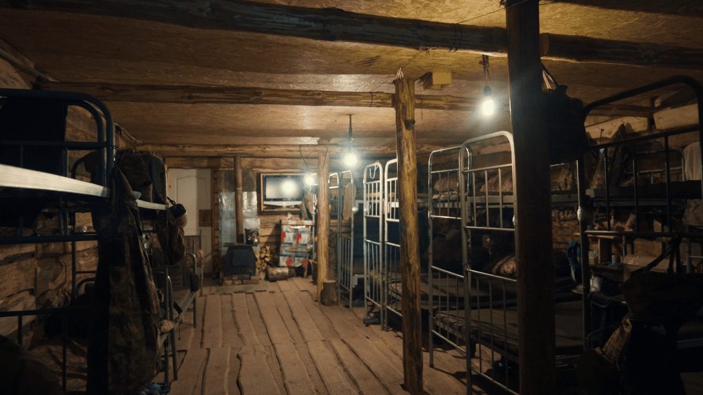 Un cuartel semisubterráneo promedio en el centro de entrenamiento. (Foto: Mykola Hrinenko / UNITED24 Media) Un cuartel semisubterráneo promedio en el centro de entrenamiento. (Foto: Mykola Hrinenko / UNITED24 Media)