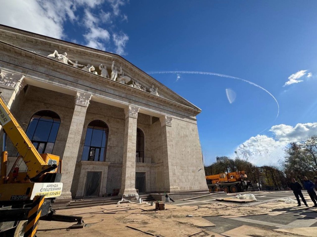 Front facade of the reconstructed Mariupol Drama Theatre, with cranes and construction equipment on site. (Source: Telegram / Mariupol City Council) Front facade of the reconstructed Mariupol Drama Theatre, with cranes and construction equipment on site. (Source: Telegram / Mariupol City Council)