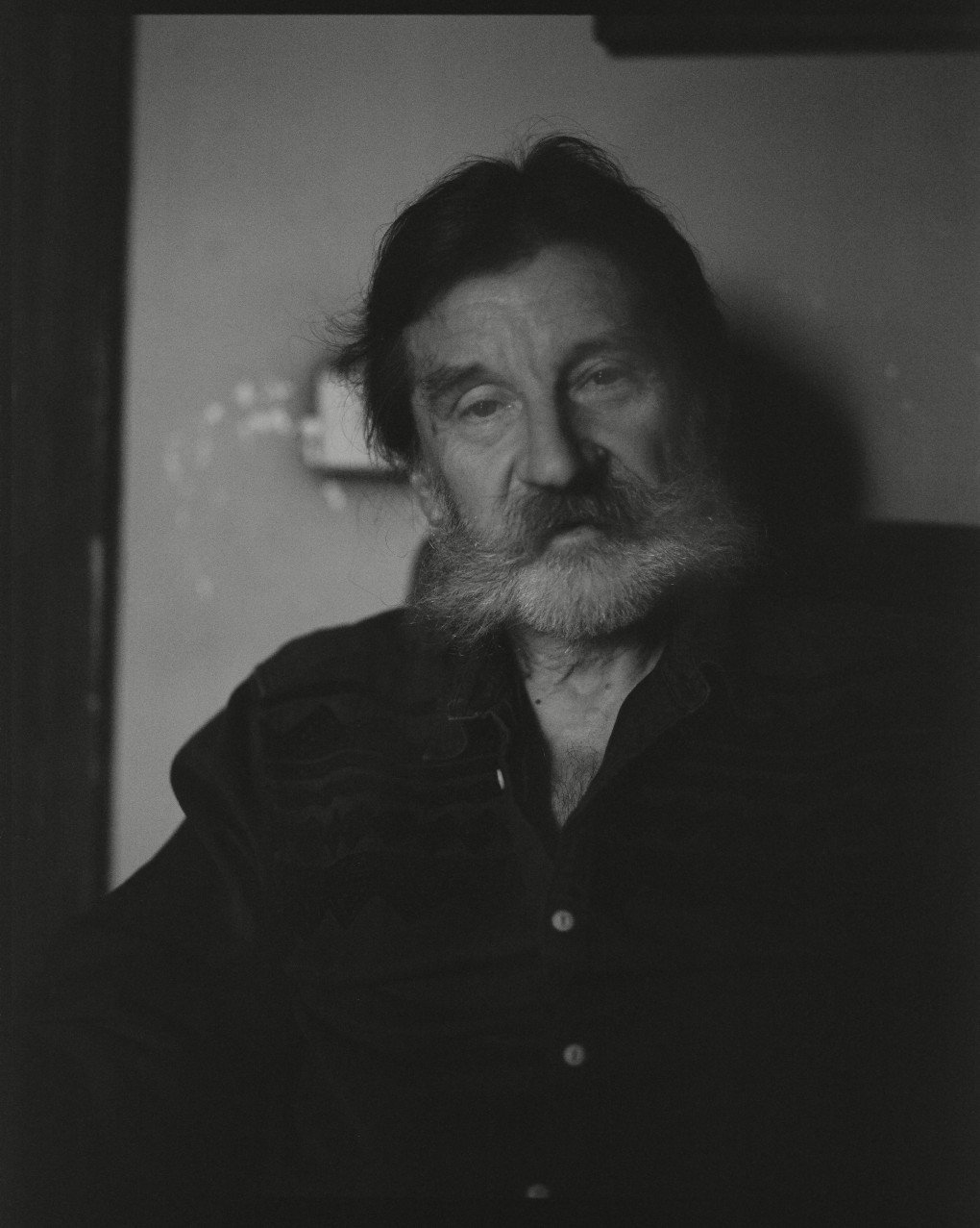 Oleksandr Glyadelov in the living room of his apartment in Kyiv where he has lived for over 30 years, Kyiv, Ukraine, September 2025. Photo: Josh Olley/UNITED24 Media