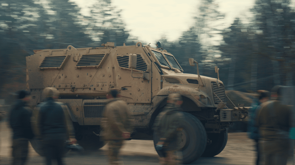 El vehículo blindado internacional M1224 MaxxPro MRAP (Mine-Resistant Ambush Protected) pasa a toda velocidad por el campo de entrenamiento. (Foto: Mykola Hrinenko / UNITED24 Media) El International M1224 MaxxPro MRAP