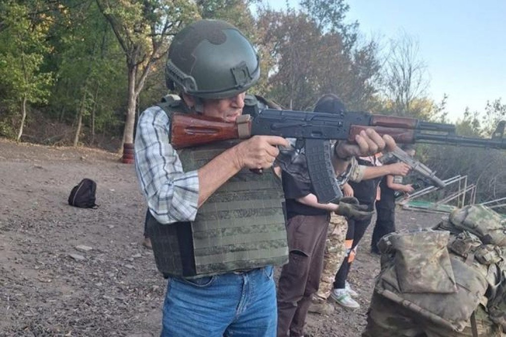 Ján Čarnogurský participa en un entrenamiento con armas en la región ucraniana de Donetsk, ocupada por Rusia, en septiembre de 2025 (Fuente: Ján Čarnogurský vía SME.SK Slovak Media)