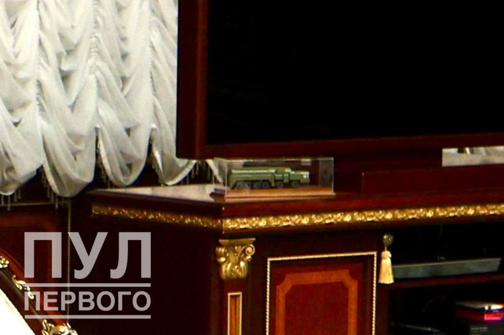 Primer plano del modelo del sistema de misiles balísticos de medio alcance «Oreshnik» expuesto en la oficina de Lukashenko. (Fuente: Pul Pervogo)