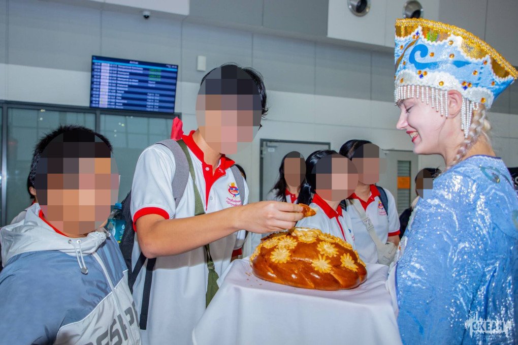 Camp staff welcoming children arriving from different countries. (Source: "Ocean" official Telegram channel) Camp staff welcoming children arriving from different countries. (Source: "Ocean" official Telegram channel)