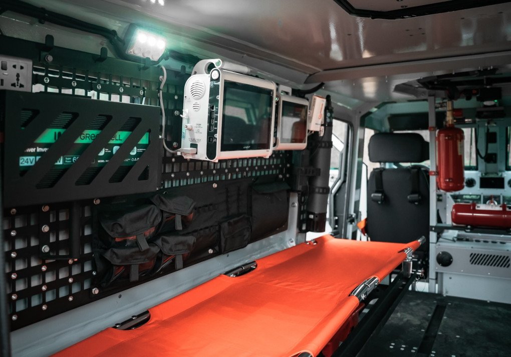 Medical workspace inside the Inguar-3 MED equipped with monitors and emergency systems. (Source: Inguar Defence)