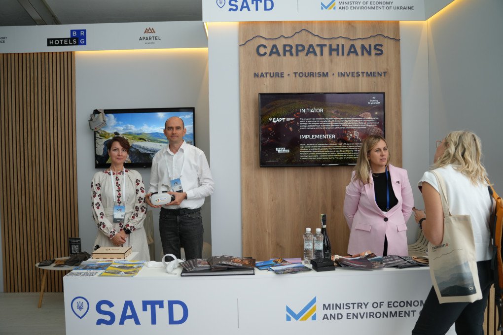 Delegates from Ukraine’s Ministry of Economy and Environment speak to Summit guests and present their new ideas for the further development of the tourism sector in Ukraine’s Carpathians section