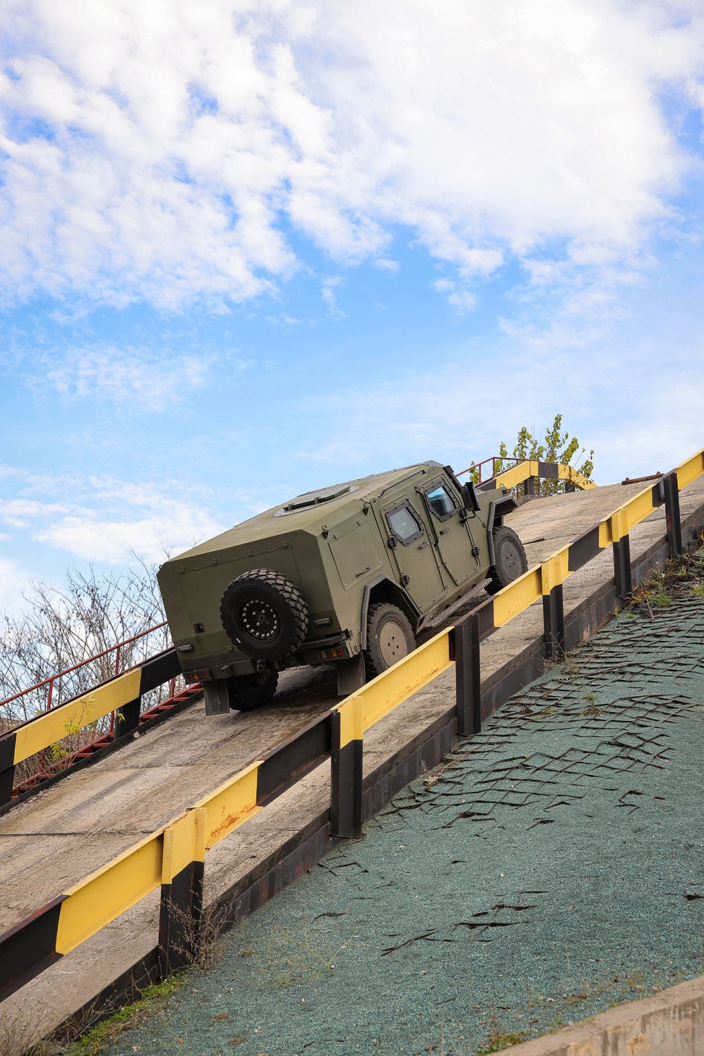 The DESNA 4×4 tackling a steep incline during mobility trials. (Source: UKR ARMO TECH) The DESNA 4×4 tackling a steep incline during mobility trials. (Source: UKR ARMO TECH)