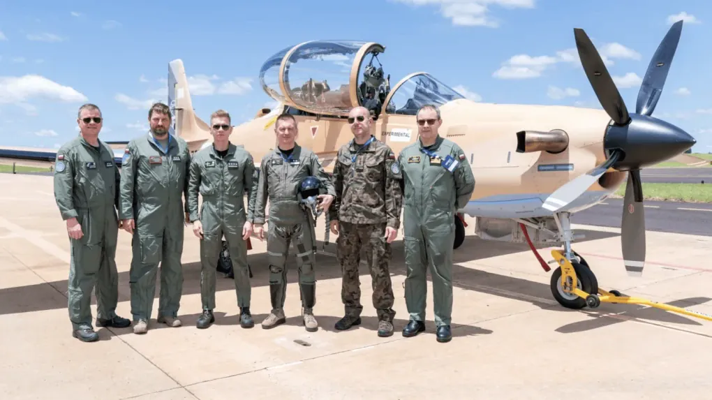 Polish delegation near an A-29 Super Tucano light attack aircraft. (Source: Embraer)