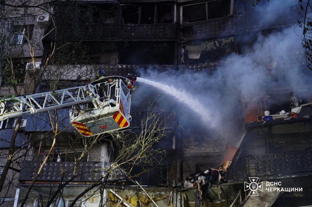 Un bloque de viviendas arde en Cherkasy después de ser alcanzado por un dron ruso durante el ataque nocturno, que dejó más de una decena de heridos en la ciudad. (Foto: Servicios de Emergencia de Cherkasy) Bomberos extinguen un incendio en un bloque de viviendas de Cherkasy alcanzado por un dron ruso durante el ataque nocturno.