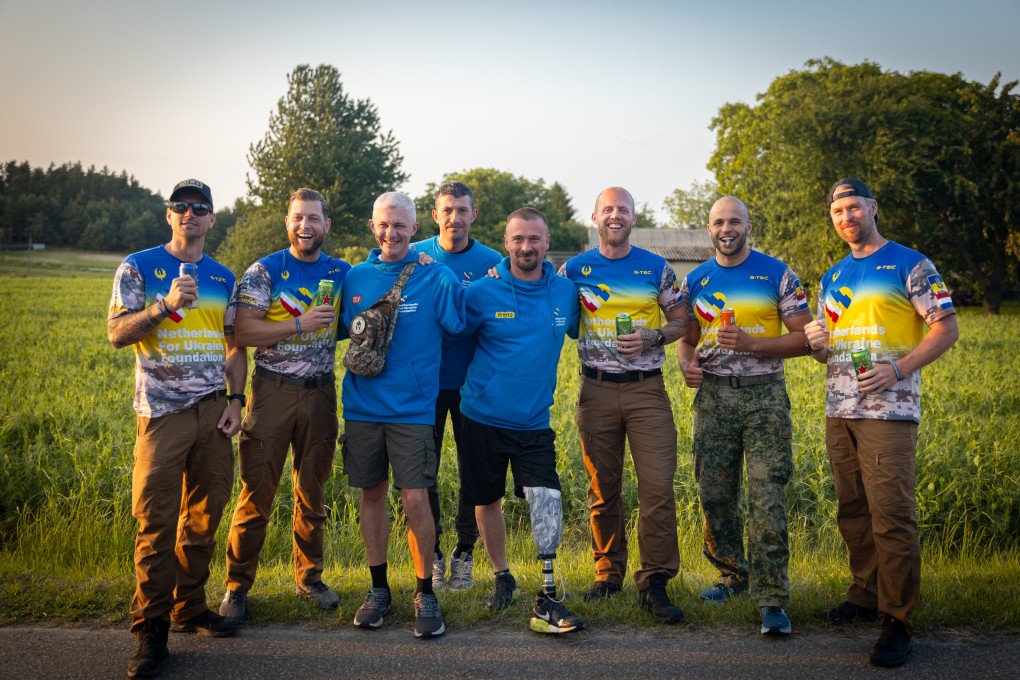 After 2000km the team celebrates reaching the Polish-Ukrainian border. This is as far as they can go (photo: NL4UA) After 2000km the team celebrates reaching the Polish-Ukrainian border. This is as far as they can go (photo: NL4UA)