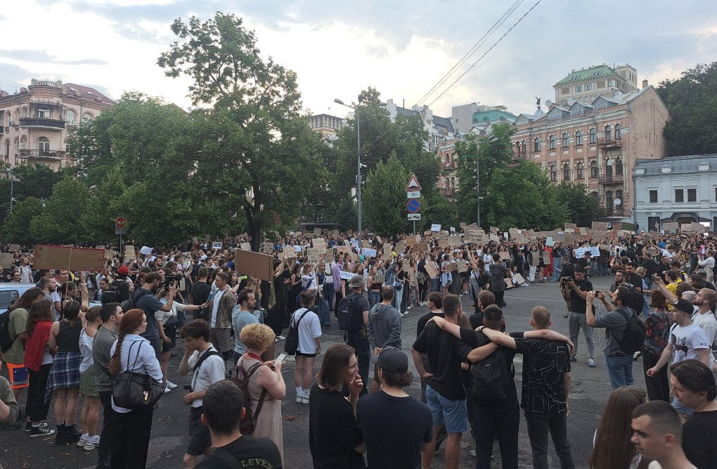 Despite martial law being in force, hundreds of Ukrainians demonstrate spontaneously against a law that restricts the independence of anti-corruption bodies, July 22, 2025. (Source: Getty Images) Despite martial law being in force, hundreds of Ukrainians demonstrate spontaneously against a law that restricts the independence of anti-corruption bodies, July 22, 2025. (Source: Getty Images)