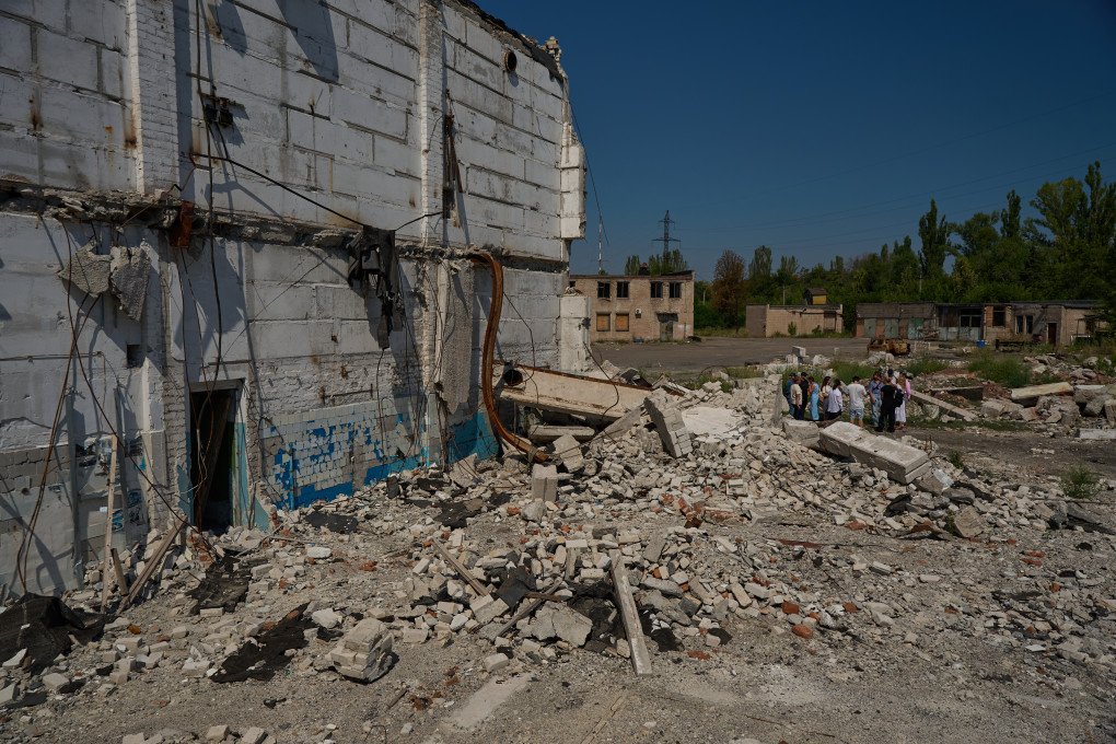 Jannicke Mikkelsen and other members of her team and Fritt Ukraina stand near a building that was destroyed by one of Russia’s attacks on the facility, Kryvyi Rih, Ukraine, August 2026. Photo by Mykyta Shandyba/UNITED24 Media Jannicke Mikkelsen and other members of her team and Fritt Ukraina stand near a building that was destroyed by one of Russia’s attacks on the facility, Kryvyi Rih, Ukraine, August 2026. Photo by Mykyta Shandyba/UNITED24 Media