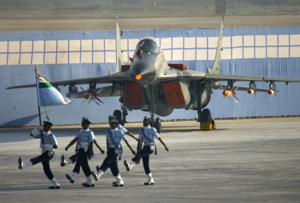 Oficiales de la Fuerza Aérea India desfilan junto a un MIG-29 durante el Desfile del Día de la Fuerza Aérea 2007 en la Estación Hindan de la Fuerza Aérea, en las afueras de Nueva Delhi, 08 de octubre de 2007. (Fuente: Getty Images) Oficiales de la Fuerza Aérea India desfilan junto a un MIG-29 durante el Desfile del Día de la Fuerza Aérea 2007 en la Estación Hindan de la Fuerza Aérea, en las afueras de Nueva Delhi, 08 de octubre de 2007. (Fuente: Getty Images)