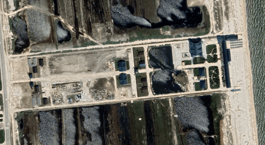 Imágenes satelitales muestran edificios destruidos en el presunto complejo del FSB ruso en Henicheska Hirka, en territorio ocupado, tras un ataque ucraniano con drones.